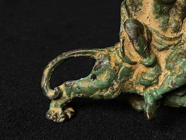 【骨董】青銅 騎獣人物像 席鎮 文? 漢代? 俑 彫刻 置物中国古玩 唐物 銅器 高古 出土 考古 時代物 珍品獅子 圧経 銅像 < インテリア/ライフ 【骨董】青銅 騎獣人物像 席鎮 文? 漢代? 俑 彫刻 置物中国古玩 唐物 銅器 高古 出土 考古 時代物 珍品獅子 圧経 銅像 < インテリア/ライフの