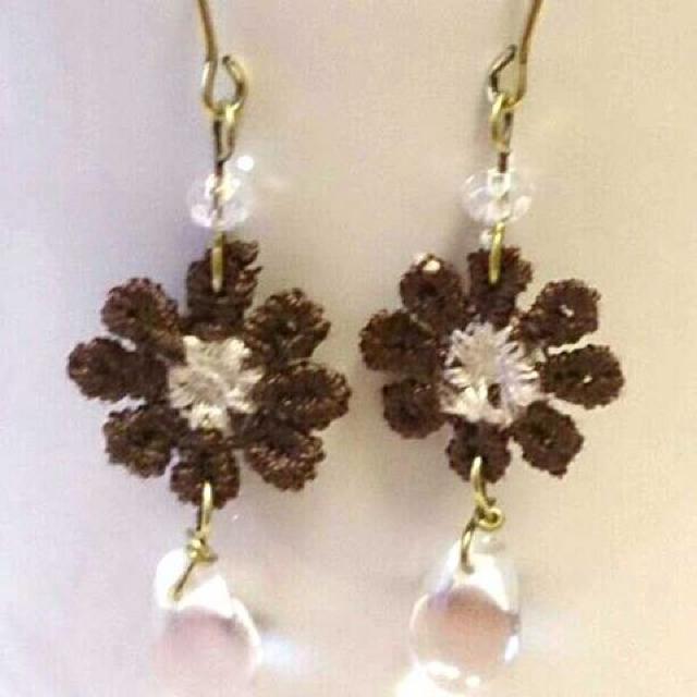 ブラウンお花モチーフ&雫ビーズピアス*ハンドメイド < 女性アクセサリー/時計 ブラウンお花モチーフ&雫ビーズピアス*ハンドメイド < 女性アクセサリー/時計の