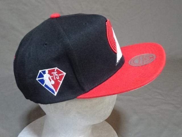 【Mitchell & Ness】NBA トレイルブレイザーズ NBA創設75周年記念 ロゴ刺繍入り キャップ < 男性ファッション  【Mitchell & Ness】NBA トレイルブレイザーズ NBA創設75周年記念 ロゴ刺繍入り キャップ < 男性ファッションの