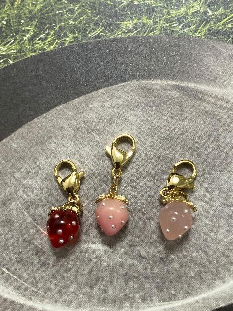 ハンドメイド いちごのマスクチャーム3点セット < 女性ファッション  ハンドメイド いちごのマスクチャーム3点セット  < 女性ファッションの