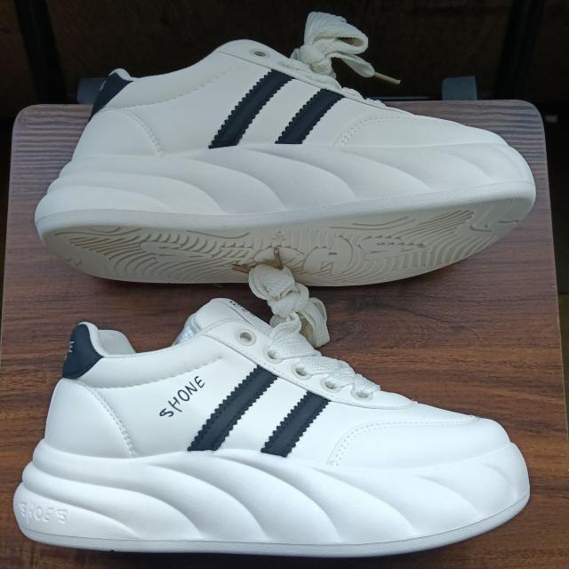 新品 24cm レディース スニーカー ホワイト シューズ 靴 カジュアル < 女性ファッション 新品 24cm レディース スニーカー ホワイト シューズ 靴 カジュアル < 女性ファッションの