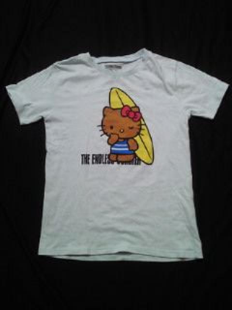 The Endless Summer ハローキティ コラボ サーフィン デザイン Tシャツ ブルー Mサイズ < 男性ファッション  The Endless Summer ハローキティ コラボ サーフィン デザイン Tシャツ ブルー Mサイズ < 男性ファッションの