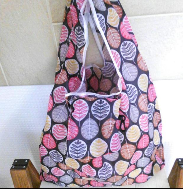 新品 リーフ柄 折り畳みエコバッグ < 女性ファッション  新品 リーフ柄 折り畳みエコバッグ < 女性ファッションの