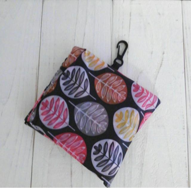 新品 リーフ柄 折り畳みエコバッグ < 女性ファッション  新品 リーフ柄 折り畳みエコバッグ < 女性ファッションの
