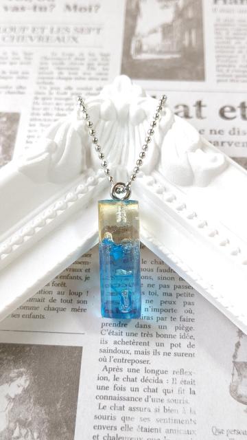水色の星が輝く水中をイメージした円柱レジンのキーホルダー < 女性ファッション  水色の星が輝く水中をイメージした円柱レジンのキーホルダー < 女性ファッションの