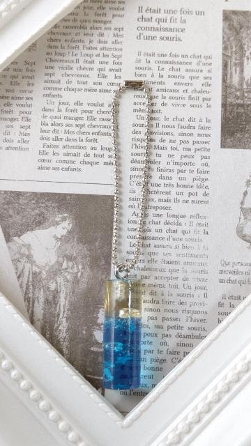 水色の星が輝く水中をイメージした円柱レジンのキーホルダー < 女性ファッション  水色の星が輝く水中をイメージした円柱レジンのキーホルダー < 女性ファッションの