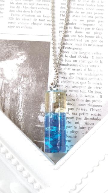 水色の星が輝く水中をイメージした円柱レジンのキーホルダー < 女性ファッション  水色の星が輝く水中をイメージした円柱レジンのキーホルダー < 女性ファッションの