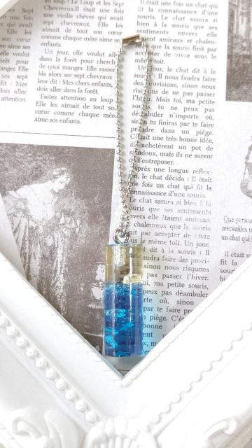 水色の星が輝く水中をイメージした円柱レジンのキーホルダー < 女性ファッション  水色の星が輝く水中をイメージした円柱レジンのキーホルダー < 女性ファッションの