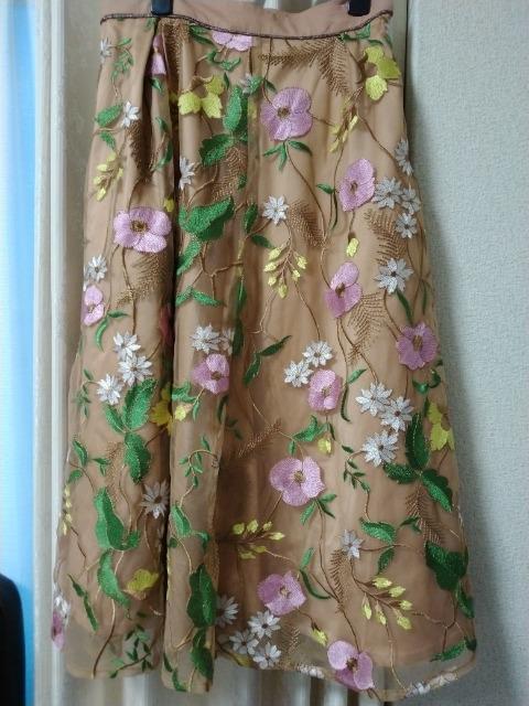 クイーンズコート花柄刺繍スカートサイズ1ベージュ系 < ブランド  クイーンズコート花柄刺繍スカートサイズ1ベージュ系  < ブランドの
