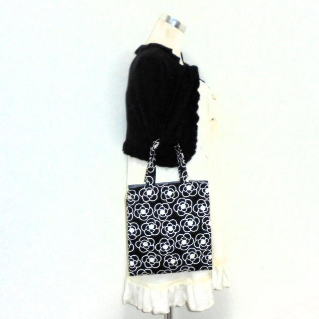 ◆ちょっと持ちぺたんこトートバッグ◆白カメリア×黒地◆エコバッグ サブバッグ < 女性ファッション ◆ちょっと持ちぺたんこトートバッグ◆白カメリア×黒地◆エコバッグ サブバッグ < 女性ファッションの