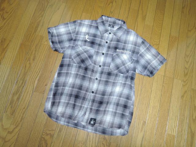 BOUNTY HUNTER バウンティーハンター 半袖 チェックシャツ M 灰系 B×H 胸ロゴ 刺繍 ステッチ ロゴ LOGO < ブランド  BOUNTY HUNTER バウンティーハンター 半袖 チェックシャツ M 灰系 B×H 胸ロゴ 刺繍 ステッチ ロゴ LOGO < ブランドの