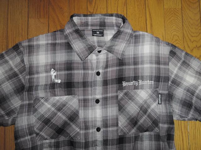 BOUNTY HUNTER バウンティーハンター 半袖 チェックシャツ M 灰系 B×H 胸ロゴ 刺繍 ステッチ ロゴ LOGO < ブランド  BOUNTY HUNTER バウンティーハンター 半袖 チェックシャツ M 灰系 B×H 胸ロゴ 刺繍 ステッチ ロゴ LOGO < ブランドの