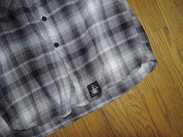 BOUNTY HUNTER バウンティーハンター 半袖 チェックシャツ M 灰系 B×H 胸ロゴ 刺繍 ステッチ ロゴ LOGO < ブランド  BOUNTY HUNTER バウンティーハンター 半袖 チェックシャツ M 灰系 B×H 胸ロゴ 刺繍 ステッチ ロゴ LOGO < ブランドの