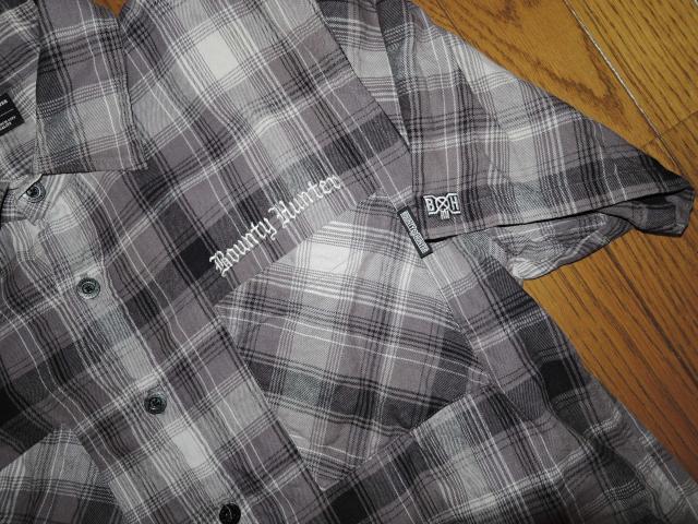 BOUNTY HUNTER バウンティーハンター 半袖 チェックシャツ M 灰系 B×H 胸ロゴ 刺繍 ステッチ ロゴ LOGO < ブランド  BOUNTY HUNTER バウンティーハンター 半袖 チェックシャツ M 灰系 B×H 胸ロゴ 刺繍 ステッチ ロゴ LOGO < ブランドの