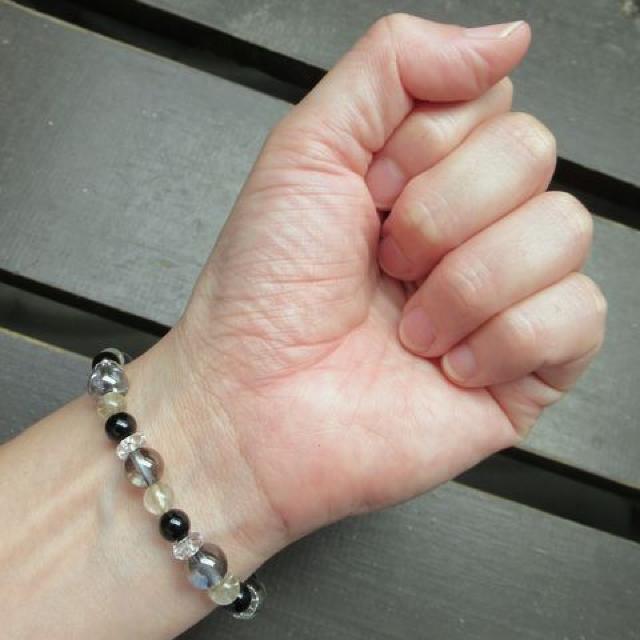 プラチナオーラxルチルクォーツxオニキスブレスレット < 女性アクセサリー/時計 プラチナオーラxルチルクォーツxオニキスブレスレット < 女性アクセサリー/時計の