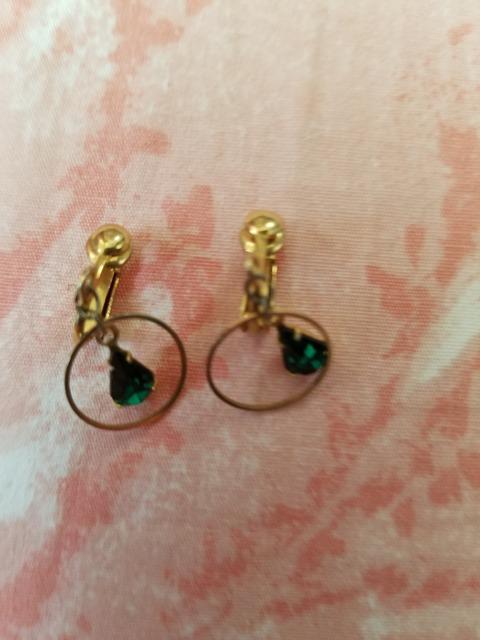 グリーンのドロップ型イヤリング < 女性アクセサリー/時計  グリーンのドロップ型イヤリング < 女性アクセサリー/時計の