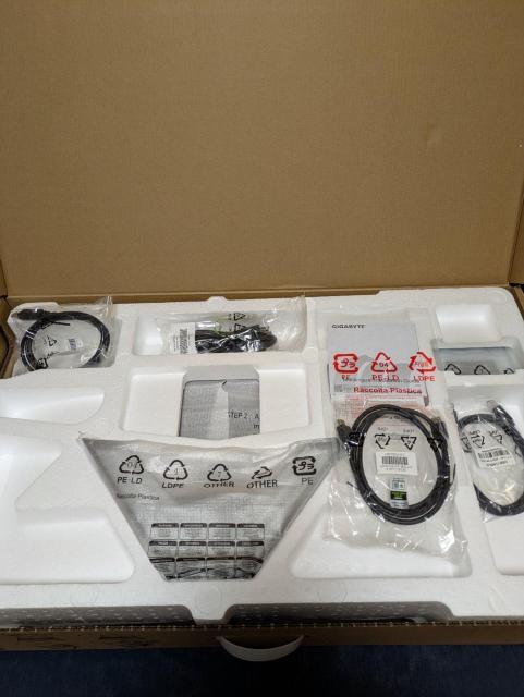 GIGABYTE M28U �Q�[�~���O���j�^�[ �� PC�{��/���Ӌ@��� 