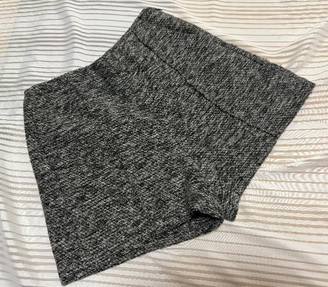 肩のスタッズがアクセント★ざっくり感が可愛いニット調トップス★グレーとブラックのモノトーン系ショートパンツ★通勤ワンデイコーデ < 女性ファッション 肩のスタッズがアクセント★ざっくり感が可愛いニット調トップス★グレーとブラックのモノトーン系ショートパンツ★通勤ワンデイコーデ < 女性ファッションの