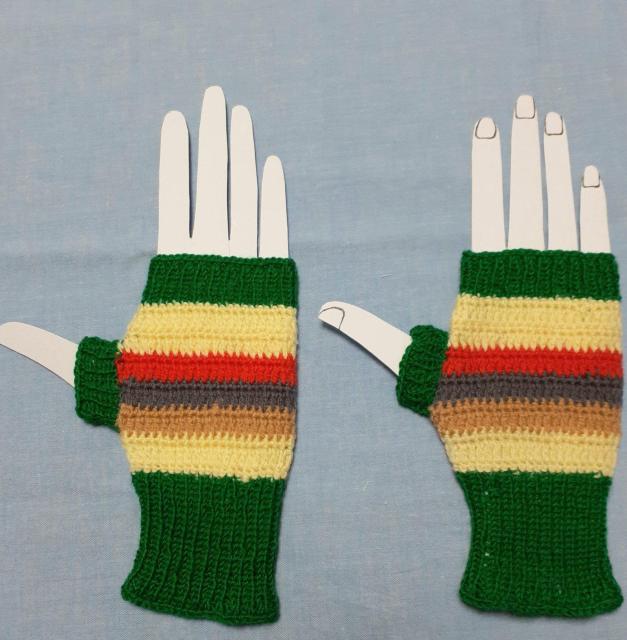 手編みのビビッドカラーを、組み合わせた指無し手袋 < 女性ファッション 手編みのビビッドカラーを、組み合わせた指無し手袋 < 女性ファッションの