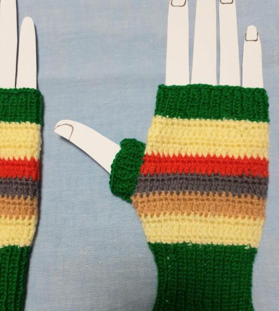 手編みのビビッドカラーを、組み合わせた指無し手袋 < 女性ファッション 手編みのビビッドカラーを、組み合わせた指無し手袋 < 女性ファッションの
