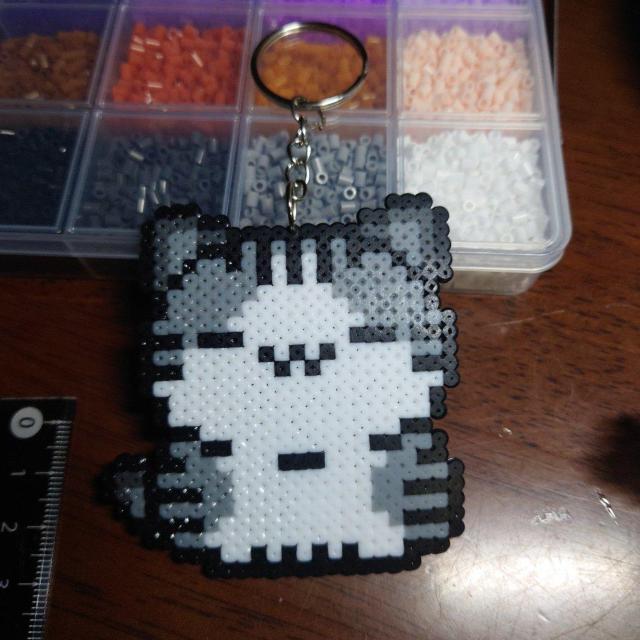 ハンドメイド☆アイロンビーズキーホルダー白サバ猫☆ < ペット/手芸/園芸 ハンドメイド☆アイロンビーズキーホルダー白サバ猫☆ < ペット/手芸/園芸の