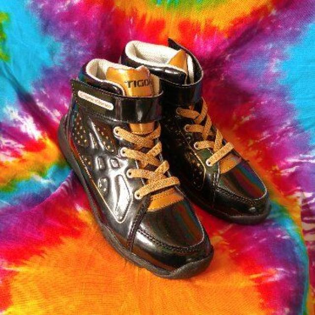 22cm■男女兼用■黒×金ハイカットスニーカー□シューズ < キッズ/ベビー  22cm■男女兼用■黒×金ハイカットスニーカー□シューズ  < キッズ/ベビーの